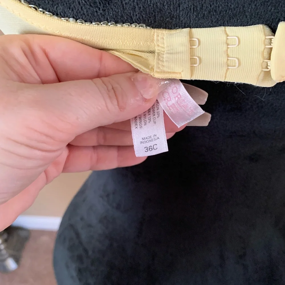 Victoria's Secret Lace Underwire Bra in Cream - Picture 6 of 7